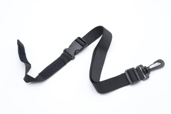 面ファスナーとナスカンが付いた黒い自転車クロスストラップ