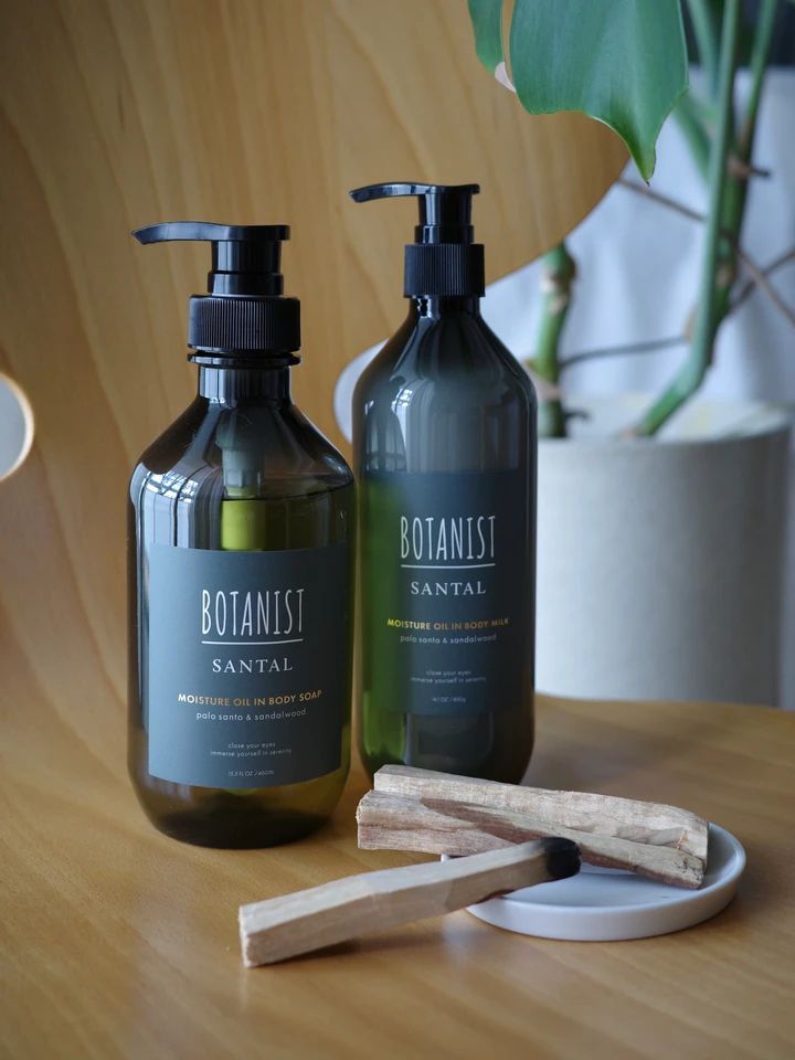 BOTANIST SANTALのボディソープとボディミルクとパロサントを並べた秋冬のボディケア