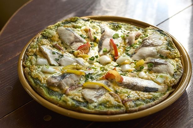 人気の赤イカと地魚のピザ1750円。魚は大アジ、イサキなど、父･喜代司さんの釣果により替わる