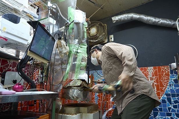 焙煎中は常に体を動かし続けるため、普段から一本歯下駄を履いて体幹を鍛えている