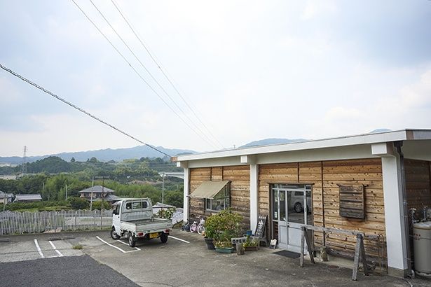 のどかな山間に構えた店は開放感たっぷり