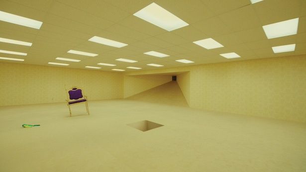 【写真】家具販売員のクラーク(キウェテル・イジョフォー)が迷い込んだ不気味な空間「バックルームズ」 (C)2026 Backrooms Rights LLC, PC Films, LLC. All Rights Reserved.