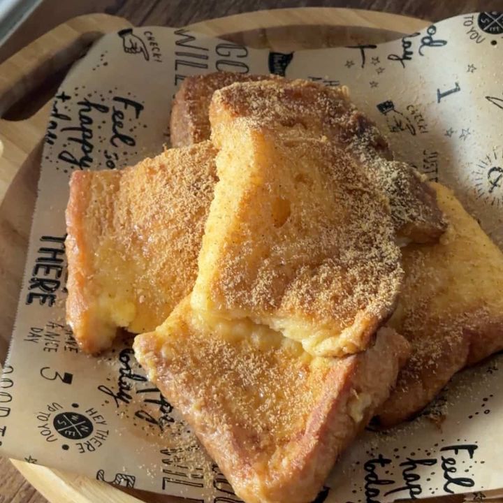 はちみつときなこをかけたフレンチトースト