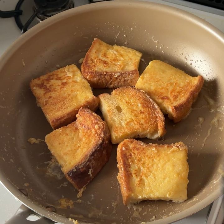 フライパンでフレンチトーストを焼く様子