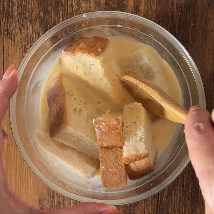 食パンを卵液にからめる様子