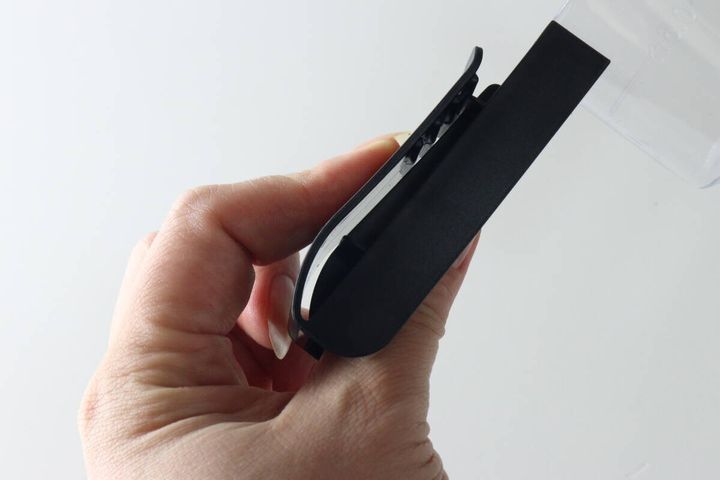 計量カップの持ち手部分にある黒いクリップ