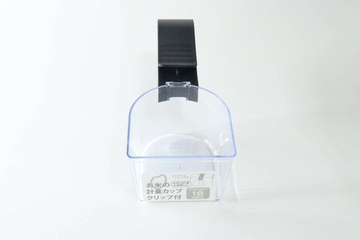 透明な計量カップと黒いクリップが一体化した商品