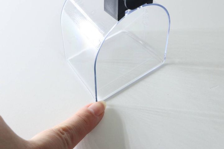 計量カップの底がフラットな形状であることを指で示している