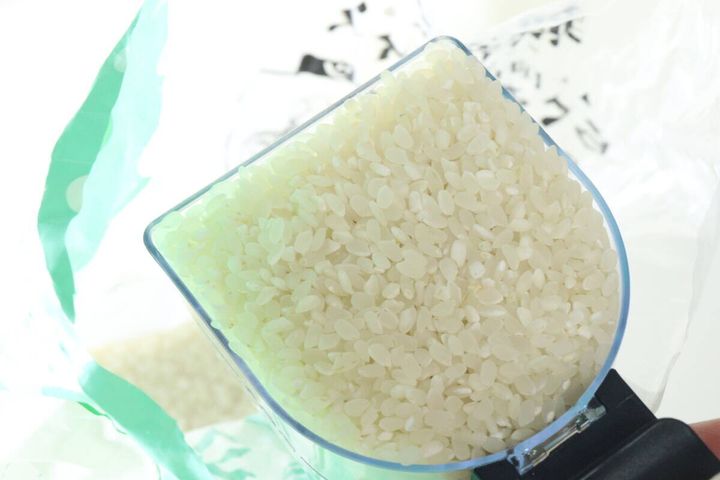 計量カップにすりきり一杯のお米が入っている
