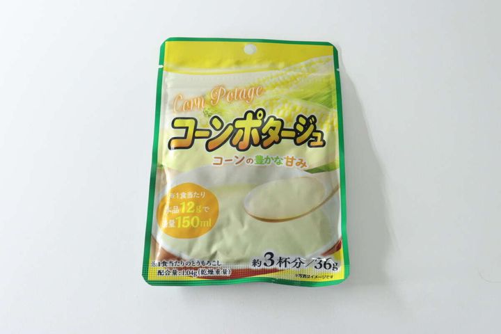 ダイソーのコーンポタージュのパッケージ全体が白背景に置かれている