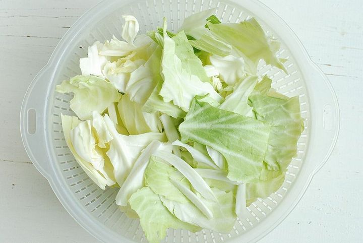 白いざるに入った一口大にちぎられたキャベツの葉