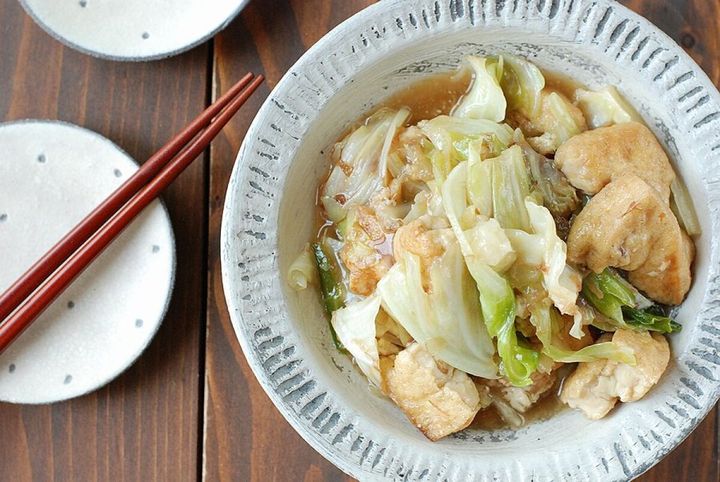 完成したキャベツと厚揚げのうま煮が盛り付けられた器と箸