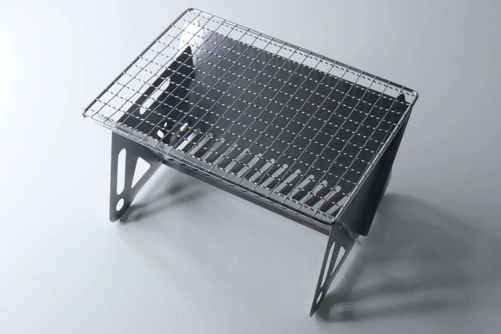 組み立てられたステンレス製のBBQコンロ