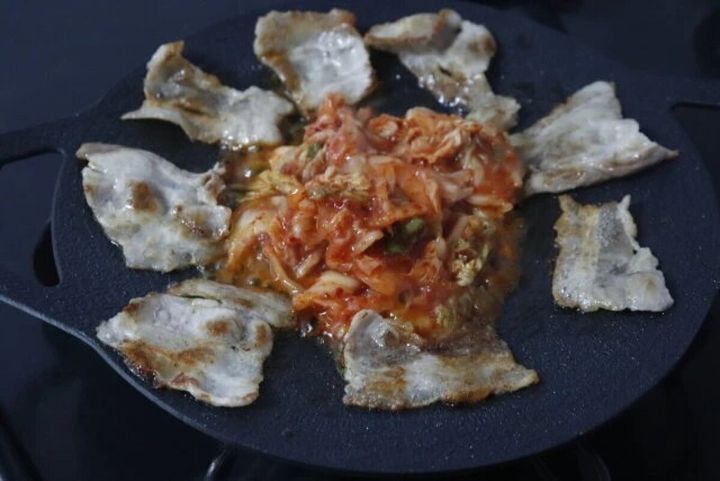 マルチグリドルで豚肉とキムチを焼いている