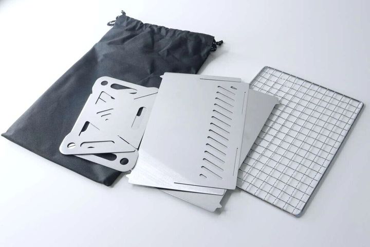 黒い収納袋とステンレス製のBBQコンロの部品