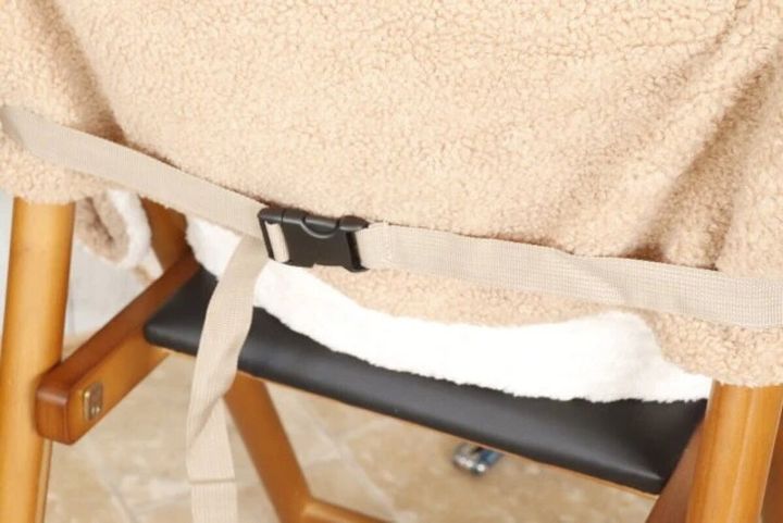 ベージュのチェアカバーを椅子に固定するバックル