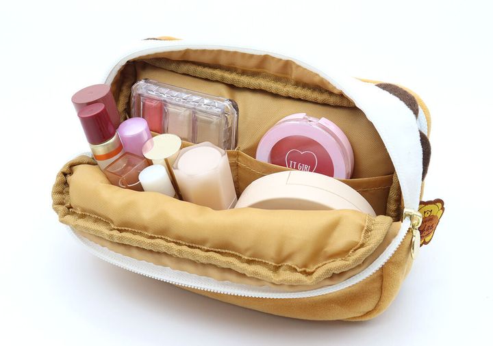 ポーチの表側収納に口紅やチーク、アイシャドウなどのコスメ