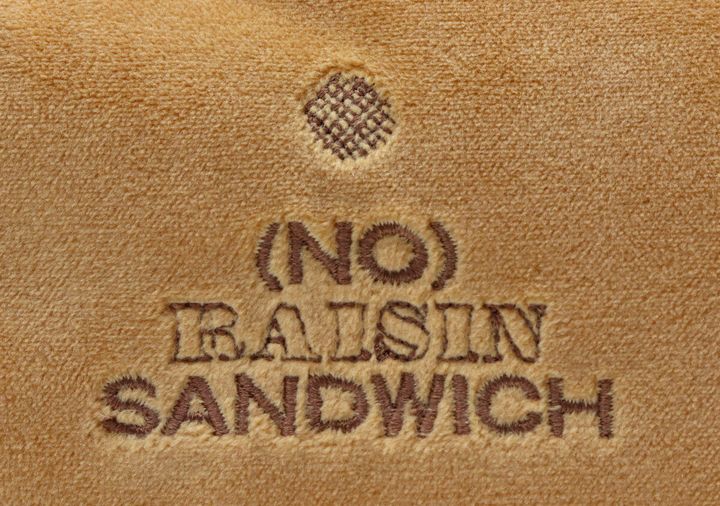ポーチのフロントにあるブランドロゴの刺繍