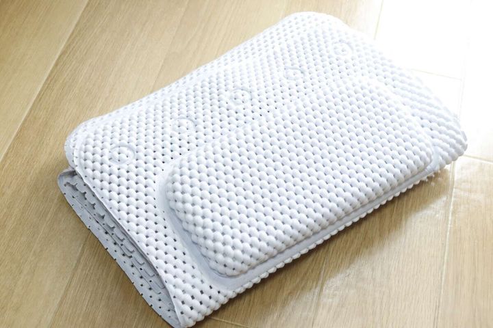 折りたたまれた状態の白い浴槽内滑り止めマット