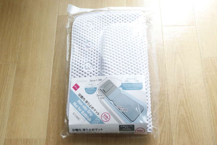 パッケージに入ったダイソーの白い浴槽内滑り止めマット