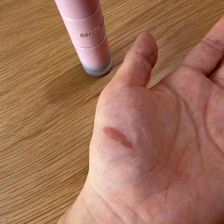 ピールオフリップライナーを手に乗せて色持ちを試したところ