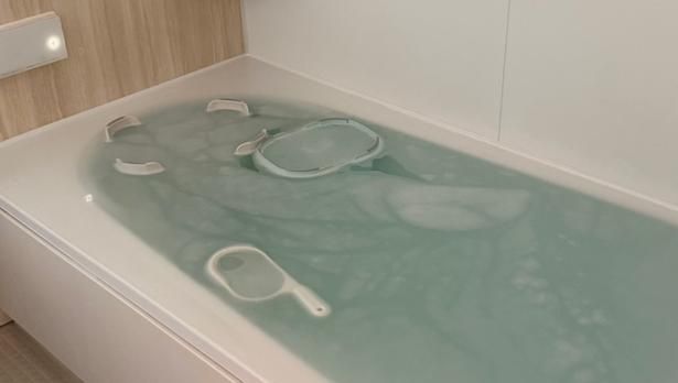 いっぱいにお湯をはり、浴室内のものをまとめて浸け置き （C）yui