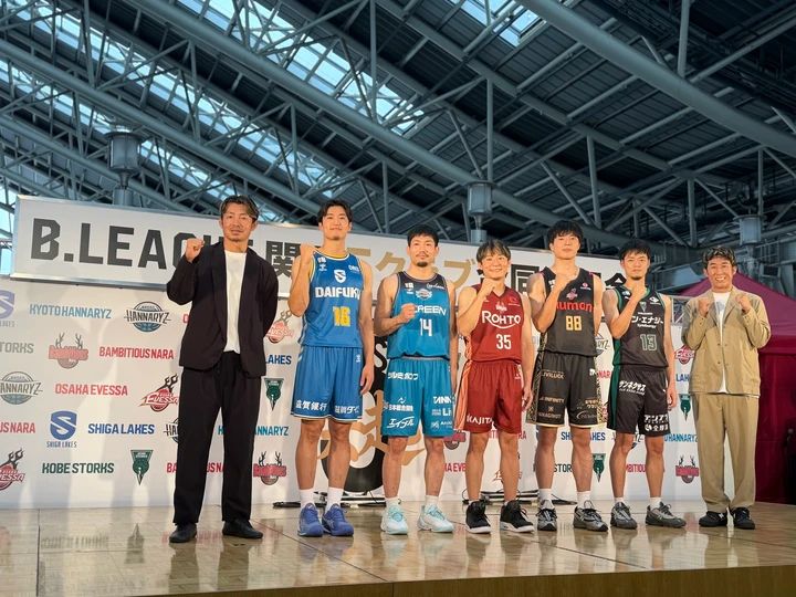 「B.LEAGUE 関西5クラブ合同決起会」選手＆ゲスト合同写真撮影。ガッツポーズで。