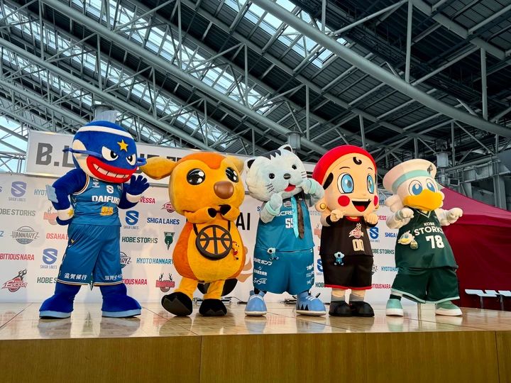 「B.LEAGUE 関西5クラブ合同決起会」アスコットたちの記念撮影の様子