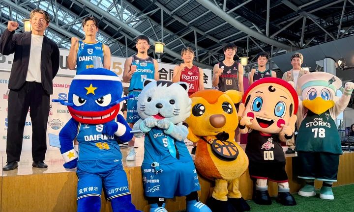 「B.LEAGUE 関西5クラブ合同決起会」鳥谷さん、麒麟田村さん、選手、マスコット全員での記念撮影