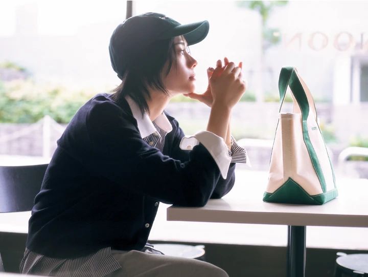 気負わず楽しめる襟×襟のレイヤードでいつものスタイリングに新しい表情をイヤードで いつものスタイリングに新しい表情を