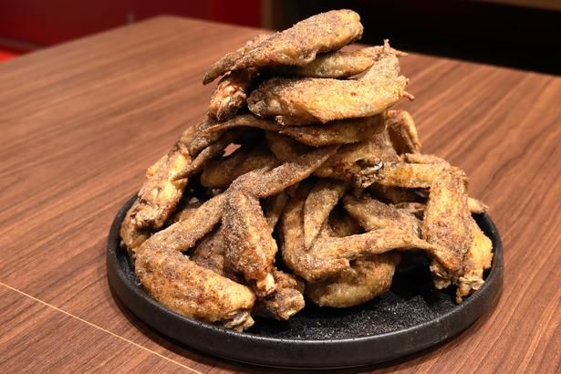 ビールが進むスパイシーな、幻の手羽先(5本935円)。“幻のコショウ”の辛さはナシ、少なめ、基本、多めの4段階から選べる