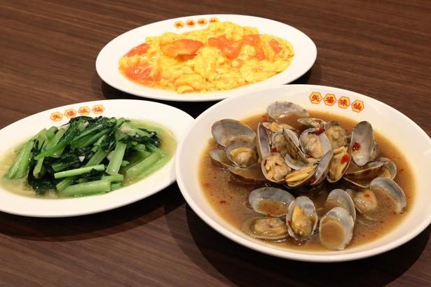 「矢場味仙」の名物料理がズラリ