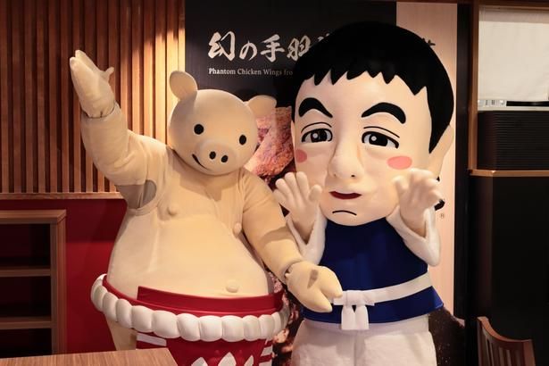 「矢場とん」のマスコットキャラクターのぶーちゃんと、「世界の山ちゃん」の宣伝部長の鳥男さんがお祝いに駆け付けた
