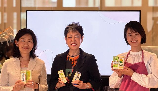 豆乳を手にするセミナー登壇者