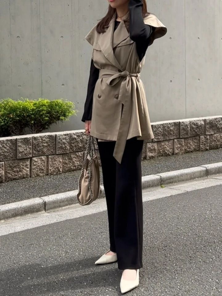ベージュカラーのベストを合わせた秋コーデ