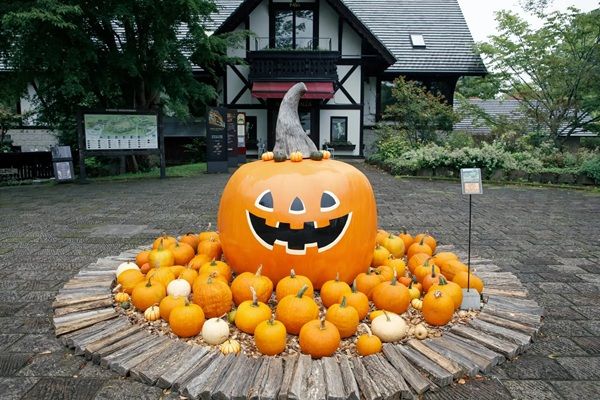 【山梨県北杜市】「萌木の村ハロウィンマンス2026」開催！お菓子のプレゼントやスペシャルランチも