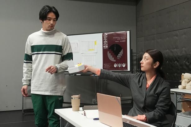 脚本家の垣内を「疑似フェミニスト！」とののしる夛田 [c]鴻池留衣／文藝春秋／2026「本当にあった話(の話)」製作委員会