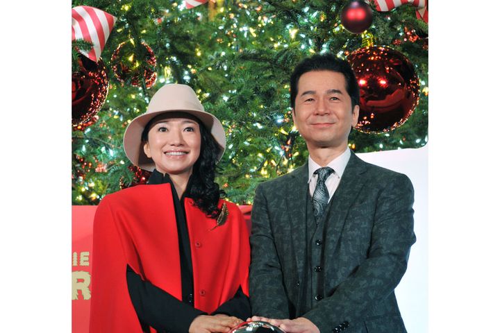 「DREAMS COME TRUE（ドリームズ・カム・トゥルー）」の吉田美和さん（左）と中村正人さん（撮影：2015年11月12日、時事）