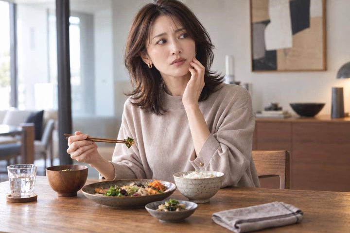 「最近、食事中に頬の内側や舌を噛むことが増えた…」40代以降が知っておきたい体の変化