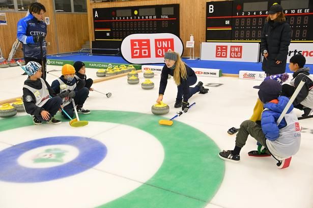 熱心に指導を受ける子どもたち (C)Karuizawa International