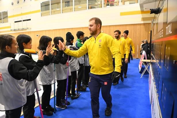 選手とハイタッチを交わしてクリニックがスタート (C)Karuizawa International