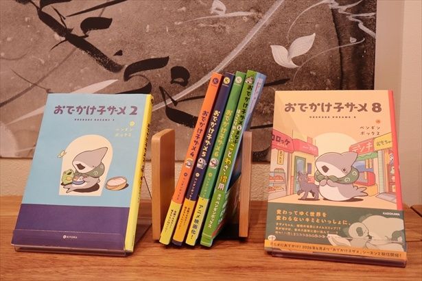 SACULA DINER店内ではメニューと一緒に「おでかけ子ザメ」の単行本や関連書籍を読むこともできる