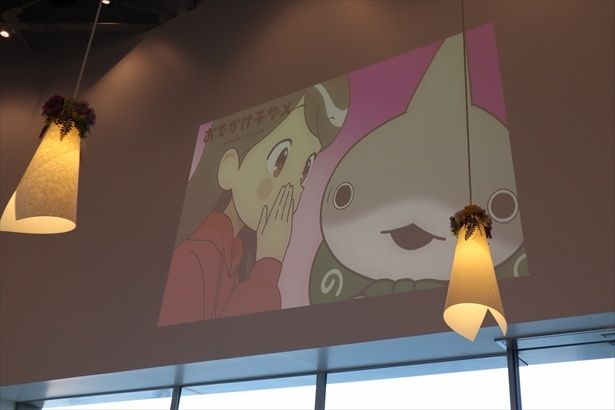 KadoCafe店内ではアニメPVも投影されている