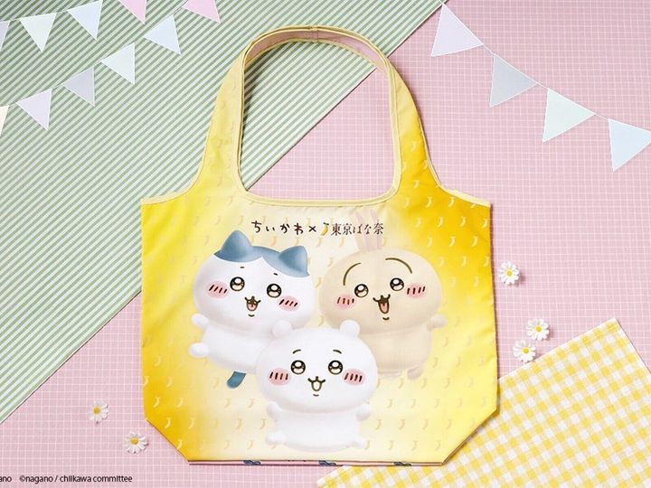 東京ばな奈とちいかわのコラボレーションによるポップアップショップが、東京ソラマチにて期間限定でオープンします。エコバッグやスイーツが発売されます。（画像出典：グレープストーン ©nagano ©nagano / chiikawa committee）