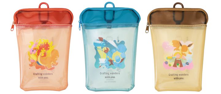 【オンライン限定】（左から）「Pokémon + STARBUCKS カップシェイプ PVC ポーチ ヒトカゲ/ゼニガメ/イーブイ」各2200円