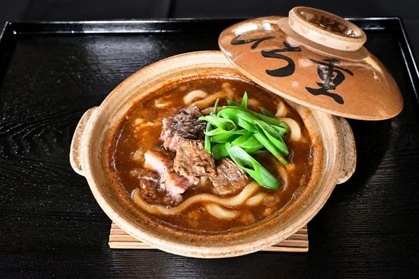 【京都府京都市】肉うどん専門店「肉うどん ひろ重」オープン！看板料理は「特大海老天カレーうどん」