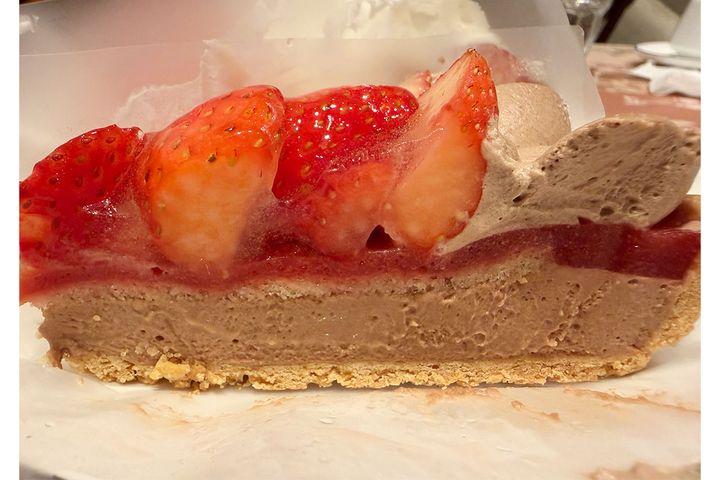 イチゴとチョコレートクリームのタルト（断面）