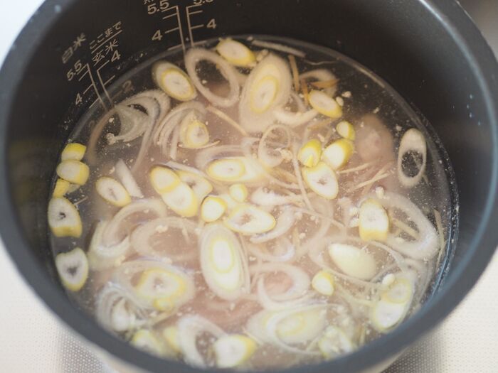 丸鶏も鍋も見張りも不要！？スイッチひとつでお肉がトロトロに溶け出す〈本格サムゲタン風スープ〉の作り方