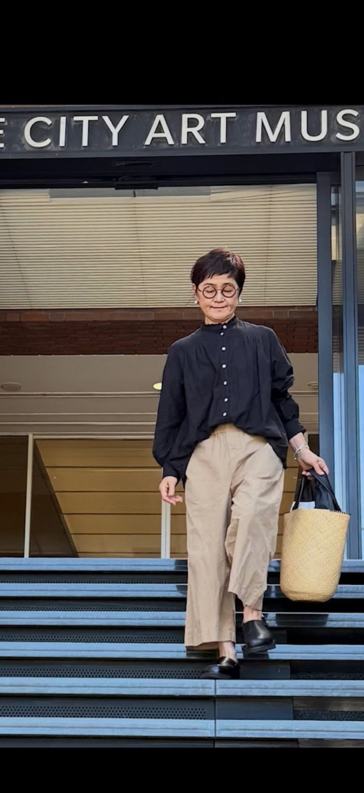 トップス：Indian Khadi Ruffled Blouse 、ボトム ：Cotton nylon Pants 、シューズ：Sabo sandals 、バッグ ：Straw×leathers