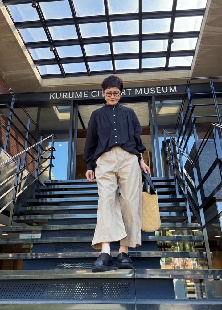 トップス：Indian Khadi Ruffled Blouse 、ボトム ：Cotton nylon Pants 、シューズ：Sabo sandals 、バッグ ：Straw×leathers